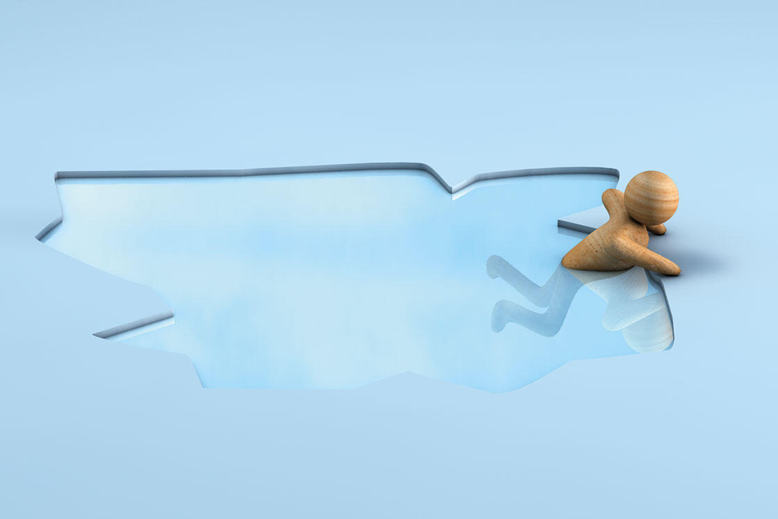 Når noen går gjennom isen er det viktig å beholde roen for å unngå nedkjøling eller i verste fall drukning. Her grunntipsene som hjelper deg å holde hodet kaldt.